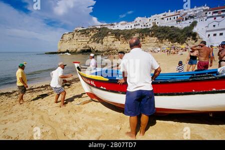 Fisher à la plage de Carvoeiro, Algarve, Portugal, Europe Banque D'Images