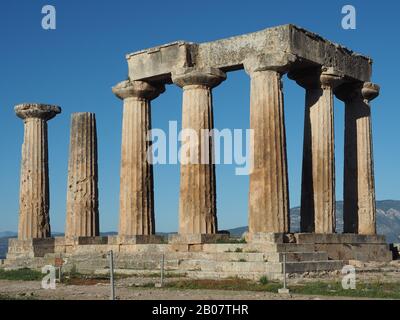 Colonnes doriques du temple archaïque à Apollon à Corinthe, Péloponnèse, Grèce contre un ciel bleu Banque D'Images