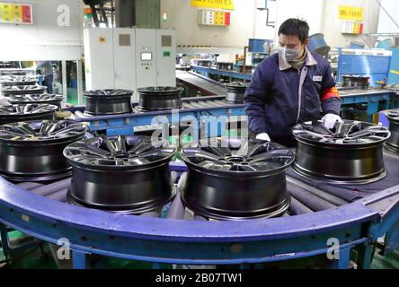 Les travailleurs chinois fabriquent des jantes en alliage d'aluminium à l'usine d'Alink Wheel (Lianyungang) Co., Ltd. Au cours de l'éclosion du nouveau coronavirus an Banque D'Images