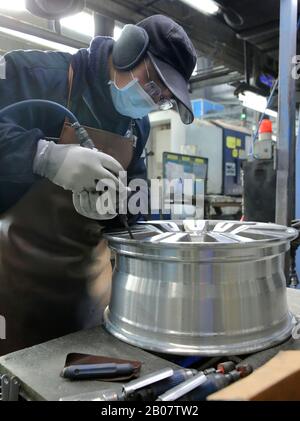 Les travailleurs chinois fabriquent des jantes en alliage d'aluminium à l'usine d'Alink Wheel (Lianyungang) Co., Ltd. Au cours de l'éclosion du nouveau coronavirus an Banque D'Images