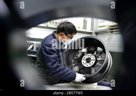 Les travailleurs chinois fabriquent des jantes en alliage d'aluminium à l'usine d'Alink Wheel (Lianyungang) Co., Ltd. Au cours de l'éclosion du nouveau coronavirus an Banque D'Images