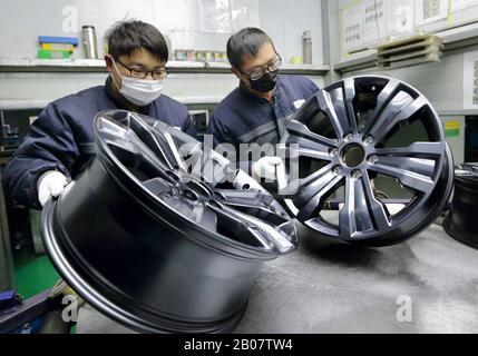 Les travailleurs chinois fabriquent des jantes en alliage d'aluminium à l'usine d'Alink Wheel (Lianyungang) Co., Ltd. Au cours de l'éclosion du nouveau coronavirus an Banque D'Images