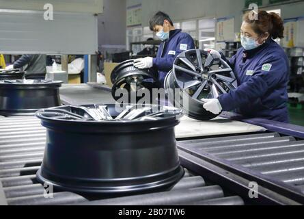 Les travailleurs chinois fabriquent des jantes en alliage d'aluminium à l'usine d'Alink Wheel (Lianyungang) Co., Ltd. Au cours de l'éclosion du nouveau coronavirus an Banque D'Images