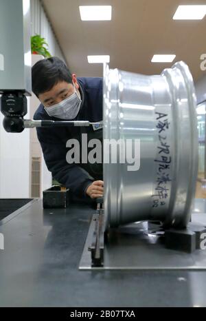 Les travailleurs chinois fabriquent des jantes en alliage d'aluminium à l'usine d'Alink Wheel (Lianyungang) Co., Ltd. Au cours de l'éclosion du nouveau coronavirus an Banque D'Images