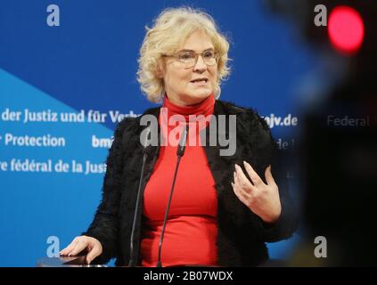 19 février 2020, Berlin: Christine Lambrecht (SPD), ministre fédérale de la Justice, fait une déclaration sur le crime de haine et l'extrémisme de droite dans son ministère. Le Bundestag voulait adopter une nouvelle loi contre le crime de haine sur Internet le même jour. Photo: Wolfgang Kumm/Dpa Banque D'Images