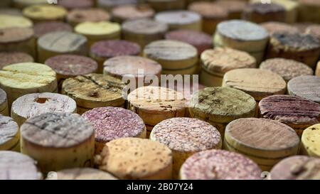 Une forêt de vins rouges d'occasion corks, texture détaillée vue rapprochée avec un bel effet bokeh flou. Banque D'Images