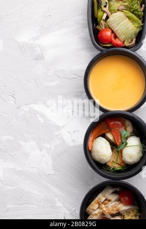 menu de remise en forme de plats dans des récipients noirs, composition verticale. Vue de dessus et espace de copie Banque D'Images