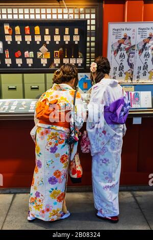 Japon, Honshu, Tokyo, Asakusa, Temple Sensoji, Femmes Dans Le Temple D'Achat De Kimono Souvenirs Banque D'Images