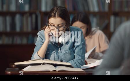 Female student studying in library Banque D'Images