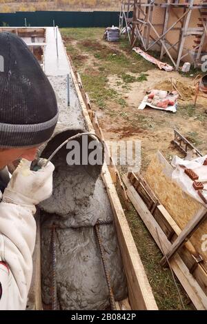 Les lignes de travail le béton dans le travail de coffrage avec truelle, la construction de la nouvelle maison.2020 Banque D'Images