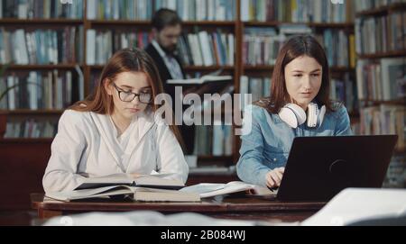 Deux étudiants travaillant une table Banque D'Images