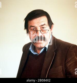 Deutscher Schriftsteller, Bildhauer, Maler, Grafiker GÜNTER GRASS vorgestellt dans 10 KAPITELN, Allemagne, 1999. Écrivain, sculpteur, peintre et graphiste allemand, GÜNTER GRASS présenté en 10 KAPITELN, Allemagne, 1999. Banque D'Images