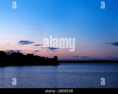 Château de St Andrews depuis le port silhouetted contre un ciel rose au crépuscule St Andrews Fife Ecosse Banque D'Images