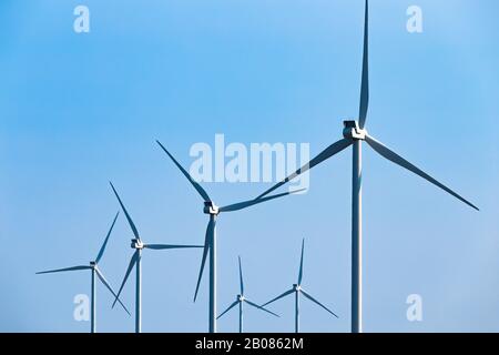 De grandes éoliennes qui se déplacent pour créer de l'énergie cinétique pour l'approvisionnement en énergie renouvelable Banque D'Images