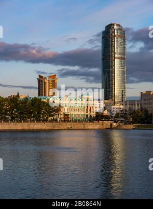 Reflet de la Tour Vysotsky au coucher du soleil, Gorodskoy Prud's ou City Pond, Yekaterinburg, Sibérie, fédération de Russie Banque D'Images