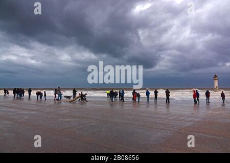 Les gens se réunissent sur le front de mer pour regarder et prendre des photos de Storm Ciara au phare de fort Perch Rock à New Brighton Wallasey Royaume-Uni Banque D'Images