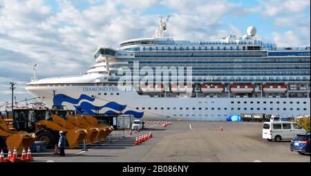 Yokohama, Japon. 19 février 2020. Le navire de croisière en quarantaine Diamond Princess est vu au quai Daikoku de Yokohama, préfecture de Kanagawa, Japon, le mercredi 19 février 2020. Les passagers qui ont testé négatif pour le nouveau coronavirus ont commencé à débarquer du navire de croisière aujourd'hui. Photo de Keizo Mori/UPI crédit: UPI/Alay Live News Banque D'Images