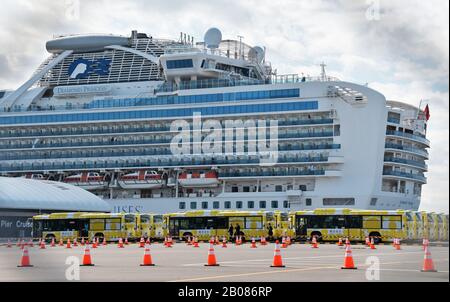 Yokohama, Japon. 19 février 2020. Les autobus se préparent à aider les passagers à décharger la princesse Diamond au quai Daikoku de Yokohama, préfecture de Kanagawa, Japon, le mercredi 19 février 2020. Les passagers qui ont testé négatif pour le nouveau coronavirus ont commencé à débarquer du navire de croisière aujourd'hui. Photo de Keizo Mori/UPI crédit: UPI/Alay Live News Banque D'Images