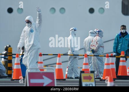 Yokohama, Japon. 19 février 2020. Le personnel médical se prépare à aider les passagers à décharger la princesse Diamond au quai Daikoku de Yokohama, préfecture de Kanagawa, Japon, le mercredi 19 février 2020. Les passagers qui ont testé négatif pour le nouveau coronavirus ont commencé à débarquer du navire de croisière aujourd'hui. Photo de Keizo Mori/UPI crédit: UPI/Alay Live News Banque D'Images