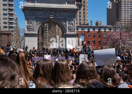 New York, NY, États-Unis – 20 AVRIL 2018 : manifestants participant au rassemblement de la Journée nationale d'action contre la violence dans les armes à feu dans les écoles à New York Banque D'Images