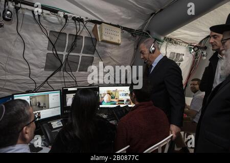 Ramat Gan, Israël. 19 février 2020. Le Premier ministre israélien Benjamin Netanyahu visite le Centre médical de Chaim Sheba pour une discussion sur le Coronavirus, à tel Hashomer à Ramat Gan, Israël, le mercredi 19 février 2020. Le système de santé israélien se prépare à faire face à une possible épidémie de coronavirus. Photo par photo par Heidi Levine/UPI crédit: UPI/Alay Live News Banque D'Images