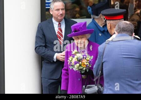 Londres, Bloomsbury, Royaume-Uni. 19 février 2020. HM Queen Elizabeth II quitte l'hôpital Eastman à Londres après avoir officiellement ouvert le nouvel hôpital NHS au public. Crédit: Thamesfleet/Alay Live News Banque D'Images