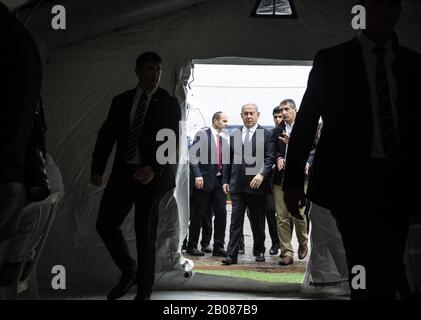 Ramat Gan, Israël. 19 février 2020. Le Premier ministre israélien Benjamin Netanyahu visite le Centre médical de Chaim Sheba pour une discussion sur le Coronavirus, à tel Hashomer à Ramat Gan, Israël, le mercredi 19 février 2020. Le système de santé israélien se prépare à faire face à une possible épidémie de coronavirus. Photo par photo par Heidi Levine/UPI crédit: UPI/Alay Live News Banque D'Images