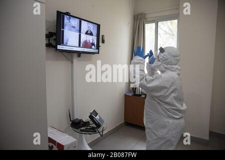 Ramat Gan, Israël. 19 février 2020. Le professeur israélien Galia Rahavm, le chef des maladies infectieuses, montre une salle d'isolement pendant que le Premier ministre israélien Benjamin Netanyahu visite le Centre médical de Chaim Sheba pour une discussion sur le Coronavirus, à tel Hashomer à Ramat Gan, en Israël, le mercredi 19 février 2020. Le système de santé israélien se prépare à faire face à une possible épidémie de coronavirus. Photo par photo par Heidi Levine/UPI crédit: UPI/Alay Live News Banque D'Images