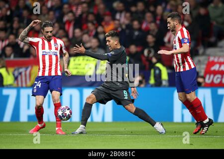 Roberto Firmino (centre) de Liverpool en action lors de la ronde de 16 matchs de première jambe de l'UEFA Champions League à Wanda Metropolitano, Madrid. Banque D'Images