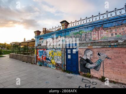 Street art grapitti sur le mur du parc de la ville avec Tardis, Yekaterinburg, Sibérie, fédération de Russie Banque D'Images