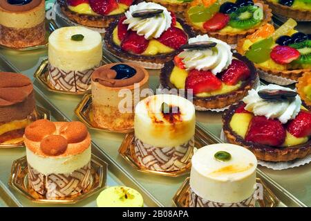 Pâtisseries, gâteaux de fantaisie et cupcakes exposés dans la pâtisserie / boulangerie Banque D'Images