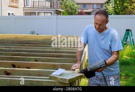 Nouvelle terrasse patio avec terrasse en bois moderne, l'installation de plancher de bois de patio Banque D'Images