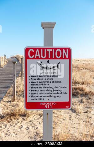 Attention Sharks informations de sécurité conseils sur Cape Cod à Scusset Beach, Sagamore, Bourne, Massachusetts, États-Unis Banque D'Images