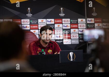 Paulo Fonseca, ALORS que l'entraîneur ROM parle lors d'une conférence de presse de la préLigue Europa à Rome. Banque D'Images