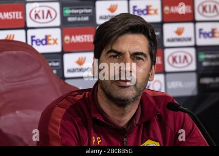 Paulo Fonseca, ALORS que l'entraîneur ROM parle lors d'une conférence de presse de la préLigue Europa à Rome. Banque D'Images