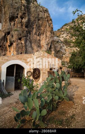 Les grottes de Scurati - également connues sous le nom de Grotta Mangiapane Banque D'Images