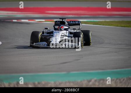 Daniil Kvyat d'Alpha Tauri vu en action lors de la séance de l'après-midi du premier jour des Journées de test de la F1 dans le circuit de Montmelo. Banque D'Images