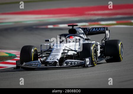 Daniil Kvyat d'Alpha Tauri vu en action lors de la séance de l'après-midi du premier jour des Journées de test de la F1 dans le circuit de Montmelo. Banque D'Images