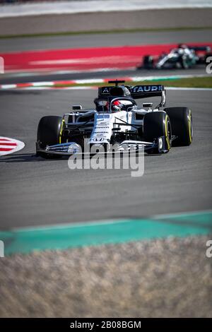 Daniil Kvyat d'Alpha Tauri vu en action lors de la séance de l'après-midi du premier jour des Journées de test de la F1 dans le circuit de Montmelo. Banque D'Images