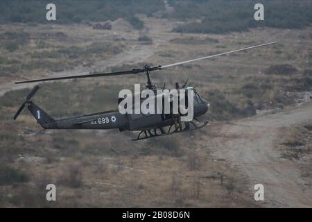 19 février 2020, Litochoro, Grèce : un hélicoptère et des marines de l'Armée grecque UH-1 H Huey participent à l'exercice militaire. Les hélicoptères de l'aviation militaire de Grèce et des États-Unis participent à un exercice de tir en direct, marquant la coopération militaire étroite entre les deux pays. (Image Crédit: © Giannis Papanikos/Zuma Wire) Banque D'Images