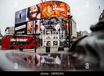 19 février 2020, Grande-Bretagne, Londres : un bus à impériale dessert Piccadilly Circus, un carrefour mondialement connu et une place publique dans le West End de Londres. Photo : Robert Michael/dpa-Zentralbild/dpa Banque D'Images