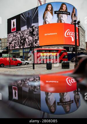 19 février 2020, Grande-Bretagne, Londres : un bus à impériale dessert Piccadilly Circus, un carrefour mondialement connu et une place publique dans le West End de Londres. Photo : Robert Michael/dpa-Zentralbild/dpa Banque D'Images