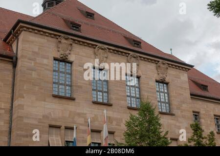 Vue extérieure des fenêtres de la salle de tribunal qui a tenu les procès de Nuremberg, Memorium Nuremberg Trials, Nuremberg, Bavière, Allemagne. Banque D'Images