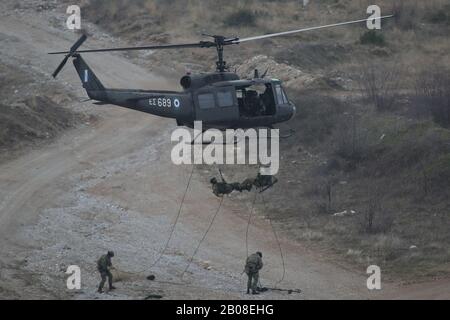 19 février 2020, Litochoro, Grèce : un hélicoptère et des marines de l'Armée grecque UH-1 H Huey participent à l'exercice militaire. Les hélicoptères de l'aviation militaire de Grèce et des États-Unis participent à un exercice de tir en direct, marquant la coopération militaire étroite entre les deux pays. (Image Crédit: © Giannis Papanikos/Zuma Wire) Banque D'Images