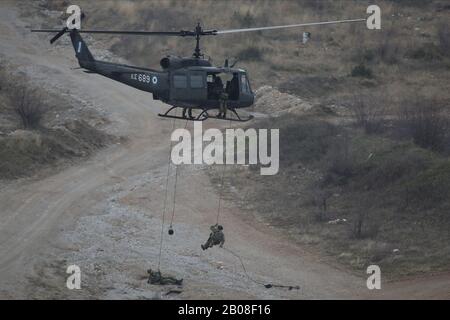 19 février 2020, Litochoro, Grèce : un hélicoptère et des marines de l'Armée grecque UH-1 H Huey participent à l'exercice militaire. Les hélicoptères de l'aviation militaire de Grèce et des États-Unis participent à un exercice de tir en direct, marquant la coopération militaire étroite entre les deux pays. (Image Crédit: © Giannis Papanikos/Zuma Wire) Banque D'Images