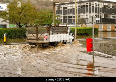 NANTGARW, PRÈS DE CARDIFF, PAYS DE GALLES - FÉVRIER 2020: Camion traversant des eaux d'inondation sur Treforest Industrial Estate près de Cardiff Banque D'Images