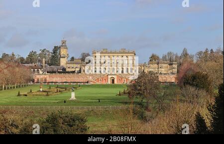 Une maison Majestueuse en anglais avec fenêtres de Mullion vue de la pelouse avant Banque D'Images