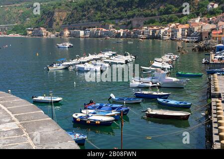 De nombreux petits bateaux dans le port de Tropea. Banque D'Images