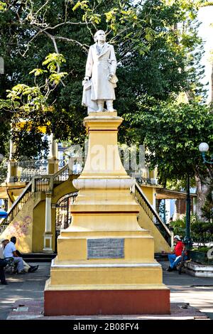 Statue du héros de l'indépendance Miguel Hidalgo dans le parc Hidalgo, dans le quartier historique central de Coatepec, État de Veracruz, Mexique. Banque D'Images