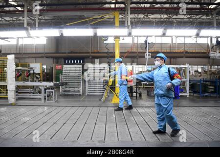 (200219) -- CHONGQING, le 19 février 2020 (Xinhua) -- les travailleurs désinfectent un atelier du Groupe Lifan en vue de la reprise des travaux le lendemain, dans le district de Beibei, dans la municipalité de Chongqing, dans le sud-ouest de la Chine, le 19 février 2020. Une partie des entreprises de la municipalité de Chongqing a repris la production après avoir pris suffisamment de mesures de prévention du nouveau coronavirus ces derniers jours. (Xinhua/Tang Yi) Banque D'Images